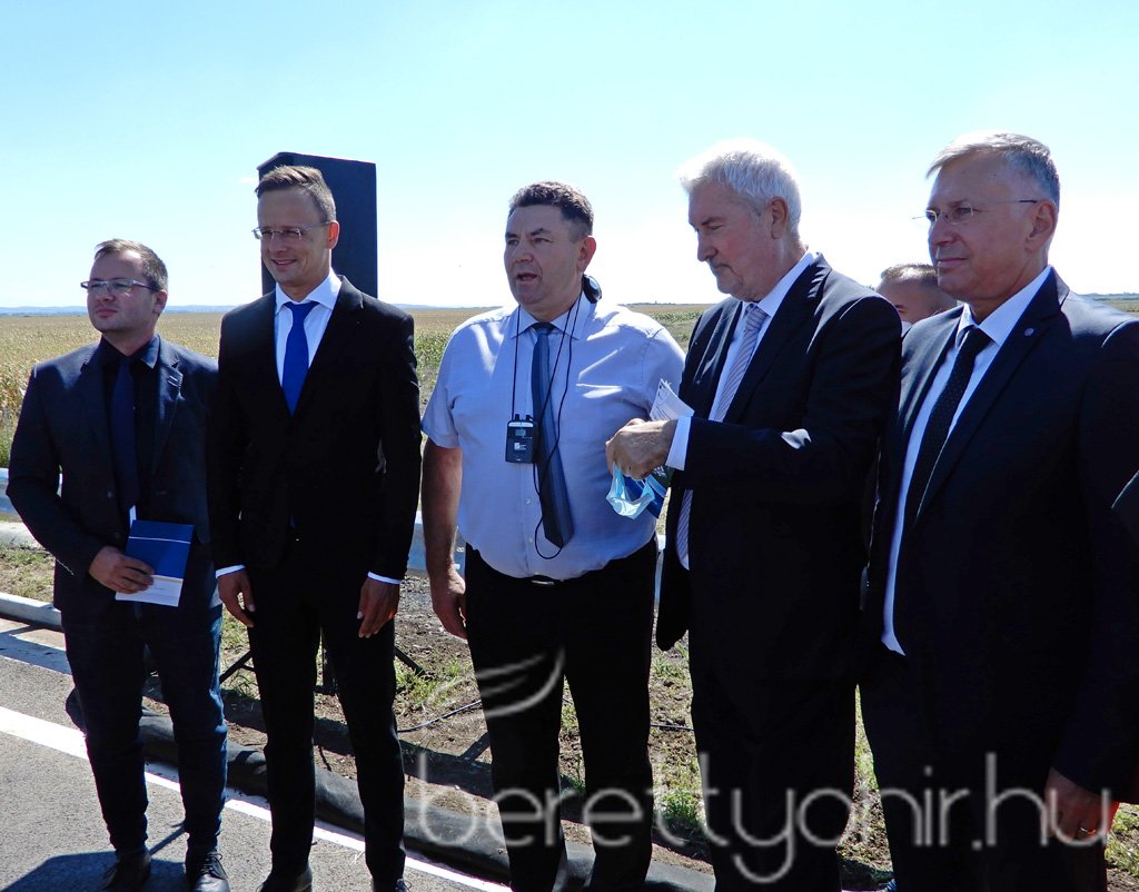 Átadták az M4-es autópálya Ártándig tartó szakaszát33